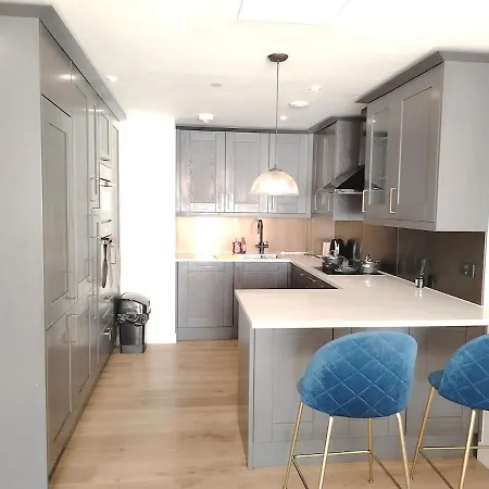Spacious 2 Bedroom Flat By The Tower